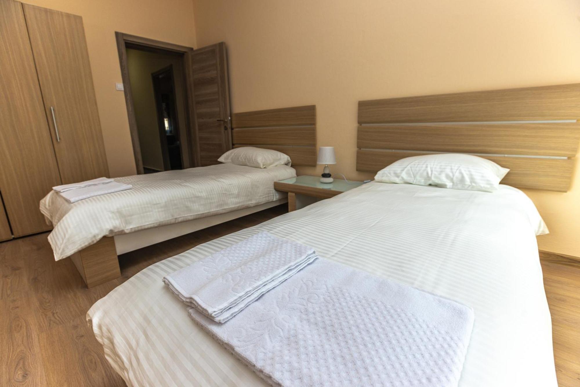 Apartmani Bulevar Cetinje Exterior foto