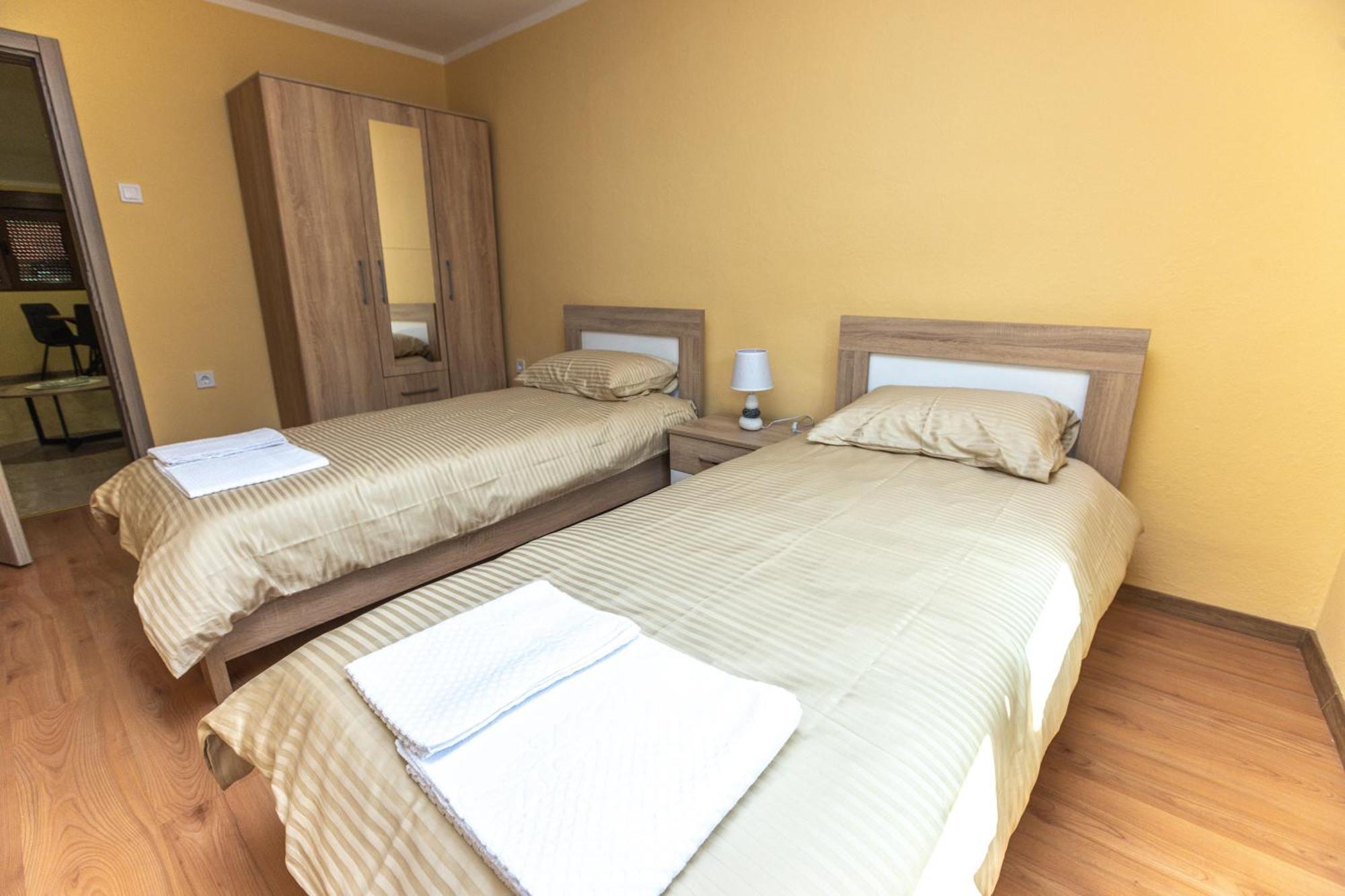 Apartmani Bulevar Cetinje Exterior foto